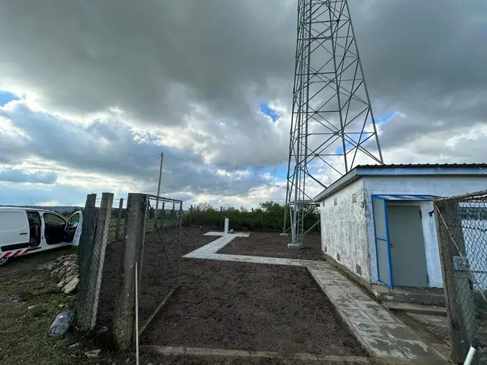 Standort mit Mast und Betriebsgebäude nach der Ertüchtigung