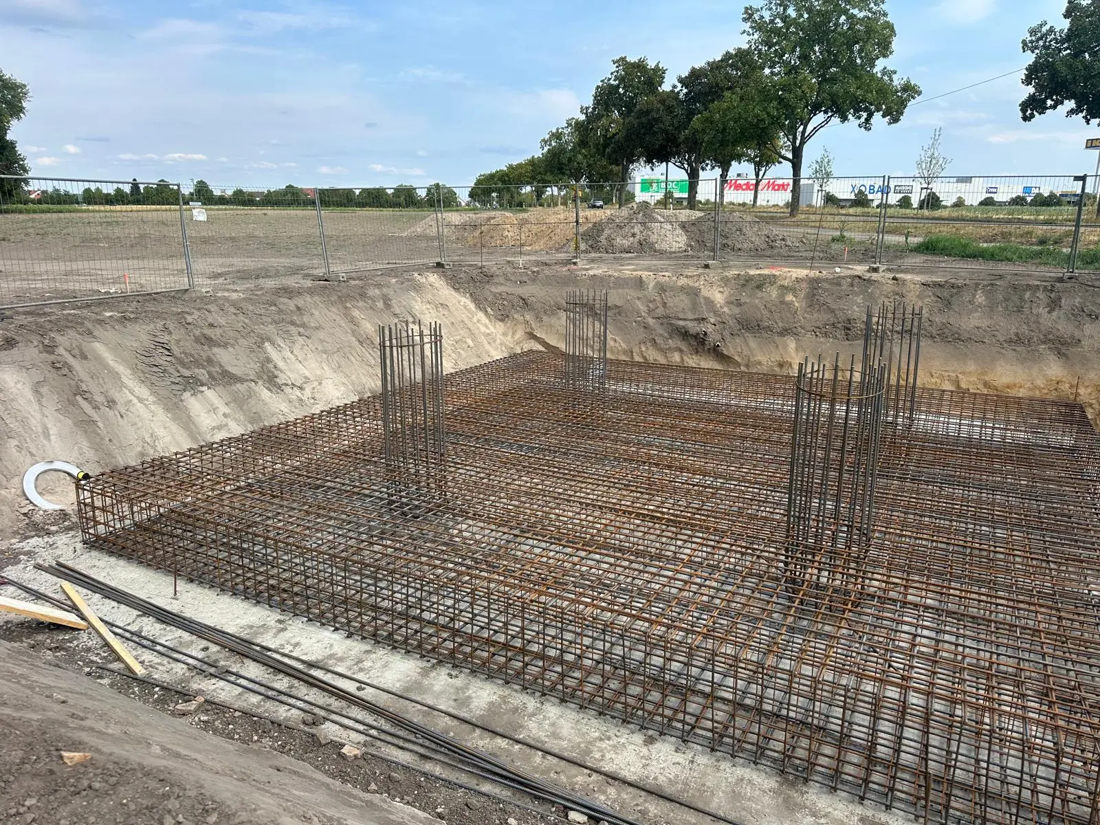 Bewehrtes Funkmastfundament in der Baugrube