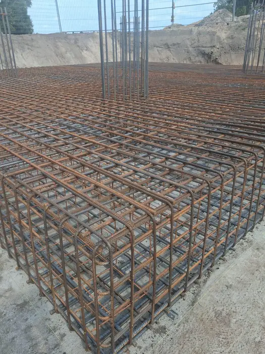 Bewehrungskorb eines Fundaments vor der Betonage